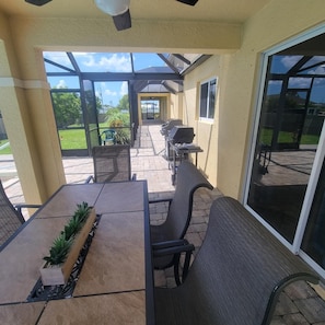 Outdoor dining - Villa Enzo 5BRs, 2.5 BAs, sleeps 20+, 43 feet long heated pool, over 3,100 sqft. (Cape Coral)