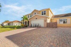 Exterior - Villa Enzo 5BRs, 2.5 BAs, sleeps 20+, 43 feet long heated pool, over 3,100 sqft. (Cape Coral)