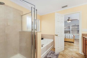 Douche, sèche-cheveux, serviettes fournies, papier toilette