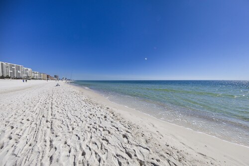 Million Dollar Oceanfront Views-Sleeps 6-Low Density- Heated Pool