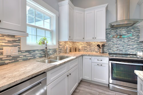 Swimming Pool, Elevator, Fire Pit, EV Charger, Pickleball, Walk to Beach!