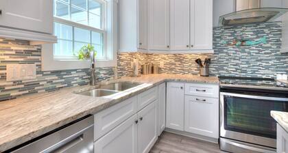 Swimming Pool, Elevator, Fire Pit, EV Charger, Pickleball, Walk to Beach!