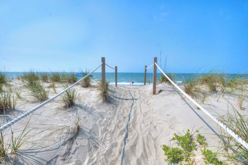 Swimming Pool, Elevator, Fire Pit, EV Charger, Pickleball, Walk to Beach!