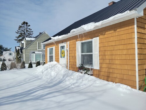 Center of town, sweet comfy home ready with private yard and hot tub