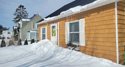 Center of town, sweet comfy home ready with private yard and hot tub