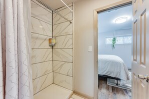 Shower, hair dryer, towels, soap - Lil Lux boho at Atl Airport mins from Downtown. (Atlanta)