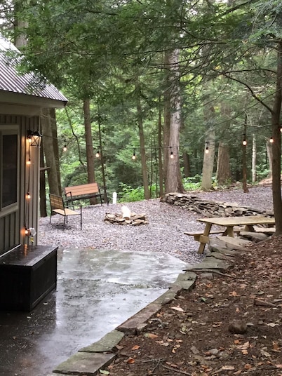 Hemlock Hideaway Cabin with waterfalls, walking trails
