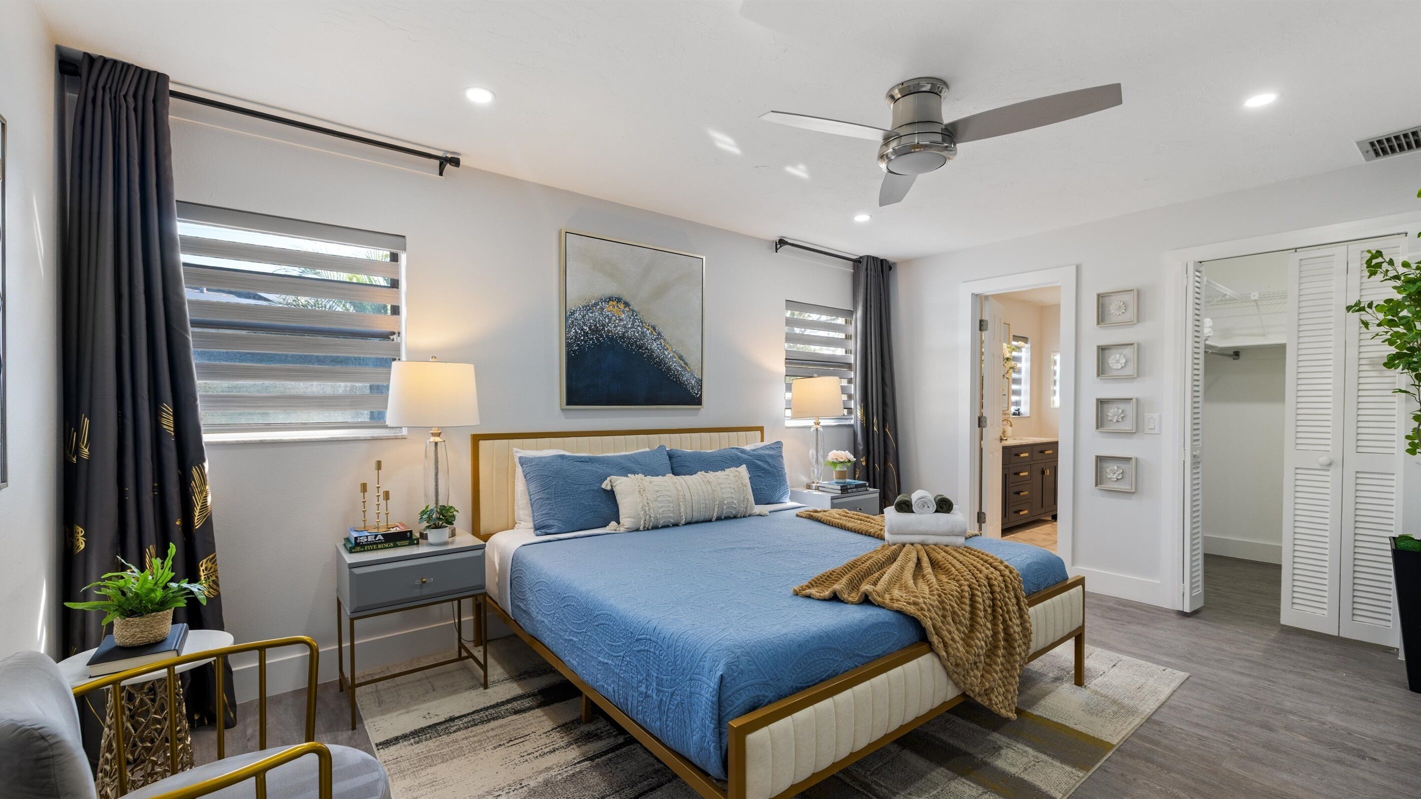 4 soverom, skrivebord, strykejern/-brett og reiseseng for barn