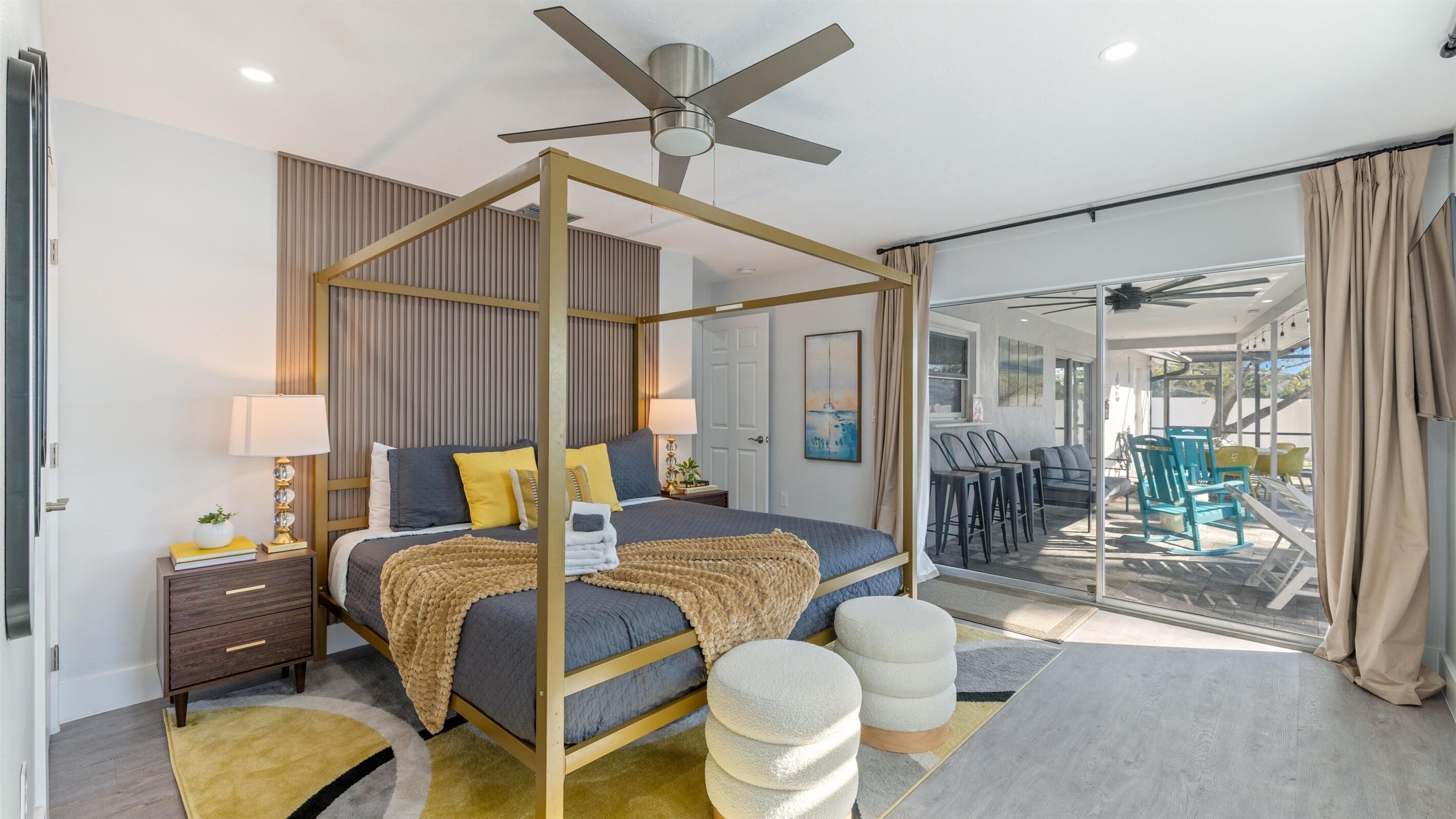 4 soverom, skrivebord, strykejern/-brett og reiseseng for barn