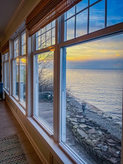 Stone Cove Cottage at Sacket on Lake Ontario