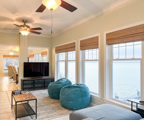 Smart TV, fireplace, table football, books - Stone Cove Cottage at Sacket on Lake Ontario (Sackets Harbor)