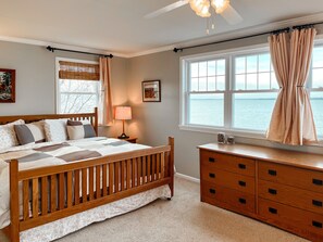 5 bedrooms, desk, iron/ironing board, travel crib