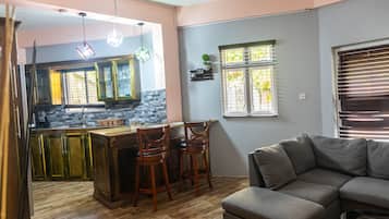 Departamento de lujo, 2 habitaciones | Cocina privada | Utensilios de cocina