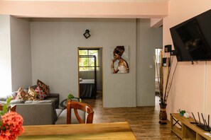 Apartemen Mewah, 2 kamar tidur | Area keluarga | Smart TV 55-inci dengan saluran TV digital, TV, dan Netflix