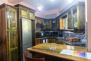 Apartament de luxe, 2 dormitoris | Cuina privada | Utensilis de cuina, vaixella i coberteria 