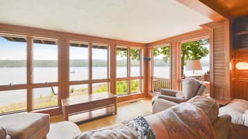 TV connectée, cheminée, table de tennis de table