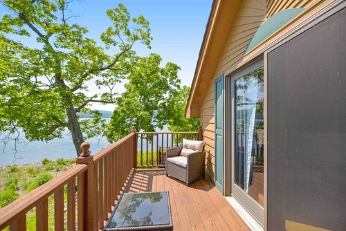 Sunshine Daydream - "300 Feet of Natural Honeoye Lake Shoreline!"