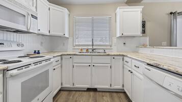 Frigorifero, microonde, forno, piano cottura