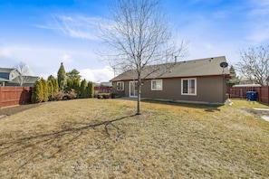 A residential house with a front yard, a satellite dish, and a wooden fence. - 2min>RidgecrestGolf*1300ft²*LargeBackyard*1000Mbps (Nampa)