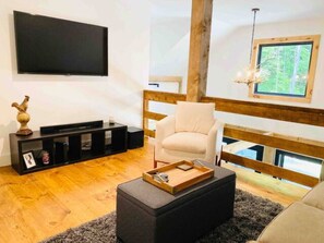 Smart TV, chimenea y estéreo