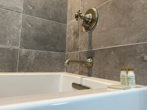 Douche, séchoir à cheveux, serviettes fournies, papier de toilette