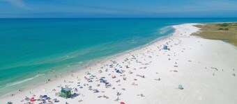 Magical Guesthouse 1 mi from SRQ airport