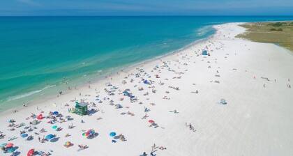 Magical Guesthouse 1 mi from SRQ airport