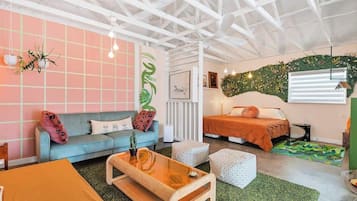 1 dormitorio y tabla de planchar con plancha