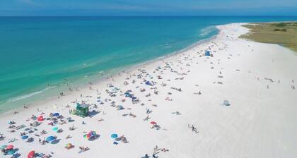 Magical Guesthouse 1 mi from SRQ airport