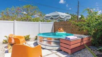 Bañera de hidromasaje al aire libre