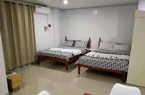 Desk, free WiFi, bed sheets - ZM Residence (Dapa)