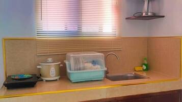 Family Studio | Private kitchen | Electric kettle, rice cooker, cookware/dishes/utensils, paper towels