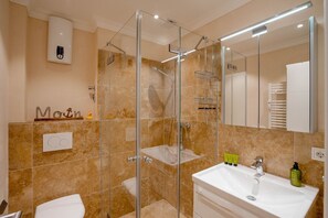 Dusche, Haartrockner, Handtücher