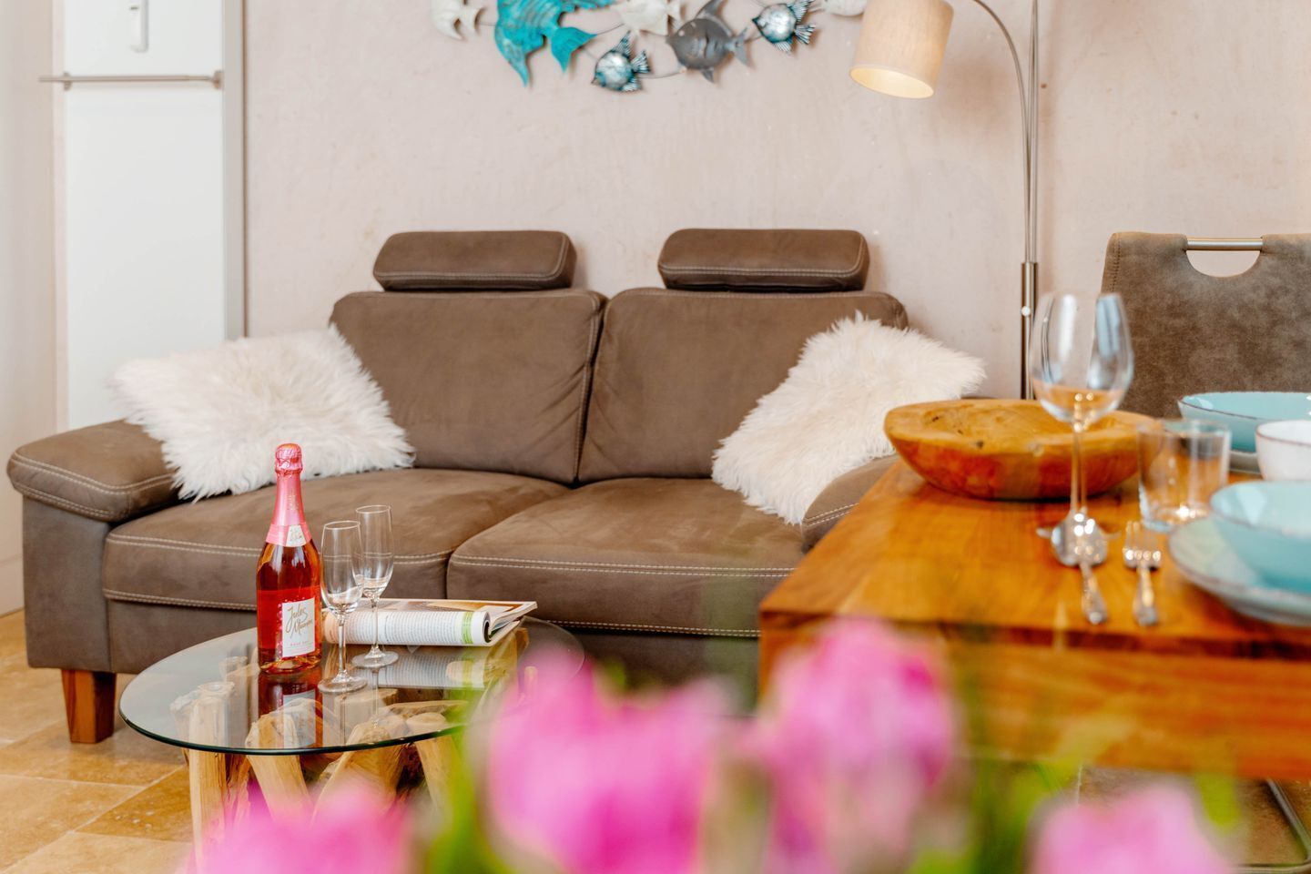 Una televisión, un reproductor estéreo