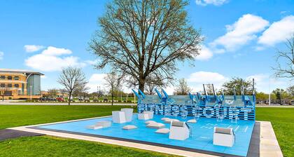 Pet Friendly/RedStudio1116F/FastWiFi/BigTV/FreePKG/near Downtown Aurora.