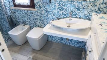 Doccia, bidet, asciugamani