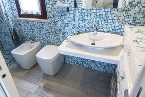 Een douche, een bidet, handdoeken