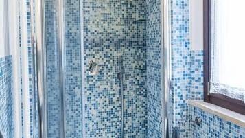 Doccia, bidet, asciugamani