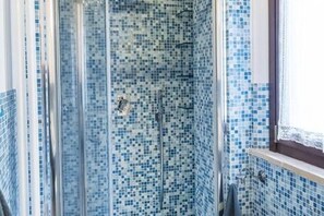 Een douche, een bidet, handdoeken