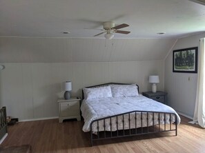 4 slaapkamers, een strijkplank/strijkijzer, reisbedje, gratis wifi