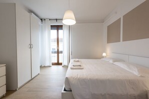 2 bedrooms, desk, iron/ironing board, WiFi