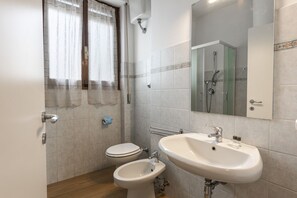 Douche, sèche-cheveux, bidet, serviettes fournies