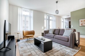 TV, stereo - Sunlit Gundeldingen 3 Room w/ Storage, nr Basel Main Stn, by Blueground (Basel)