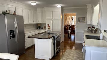 雪櫃、微波爐、焗爐、爐具