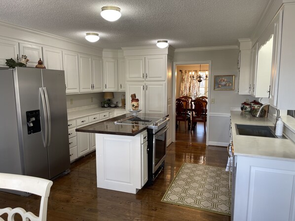 Kjøleskap, mikrobølgeovn, ovn og kokeplater