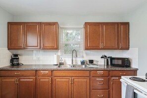 Frigorifero, microonde, forno, piano cottura