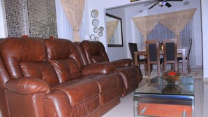 Living area - Crown Bed & Breakfast (Francistown)