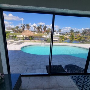 Una piscina al aire libre, una piscina climatizada