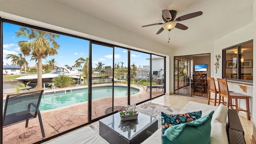 Gulf access waterfront home with boat dock, 4BRs, 2 BAs, sleep 10+ walk to beach