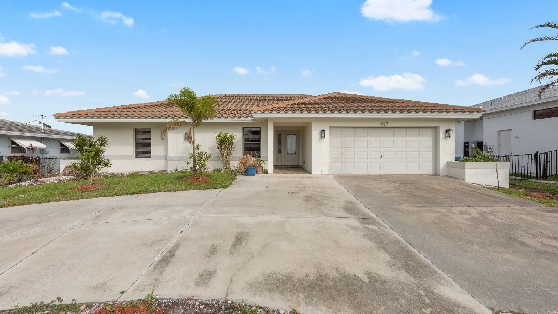 Gulf access waterfront home with boat dock, 4BRs, 2 BAs, sleep 10+ walk to beach